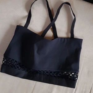 Better Bodies tränings BH - En tränings BH som kan användas som träningstopp! Den kommer från Better Bodies och har bara används en till två gånger. Köparen står för frakten! Hör av dig om du vill ha bättre bilder. 