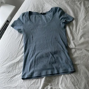 Blå topp - Jättensnygg blå topp som inte kommer till användning längre🫶 finns en samma i vit! Skriv vid fler frågor.