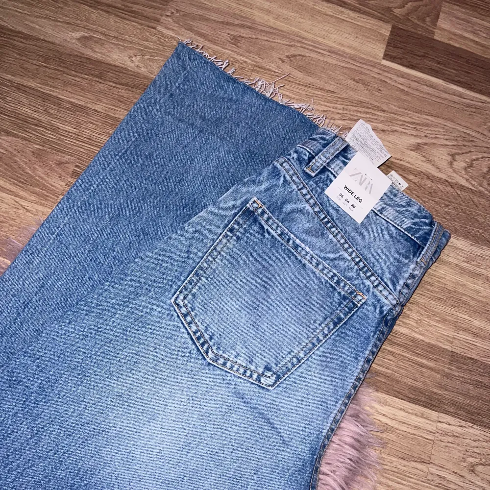 Zara jeans i storlek 36, helt ny och oanvänd , prislapp sitter kvar! Kontakta mig för flera bilder 💕. Jeans & Byxor.