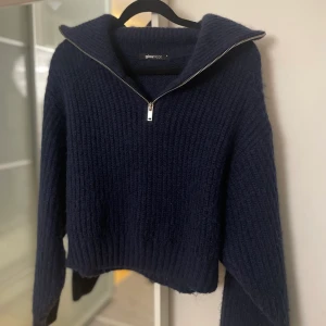 Stickad tröja - Säljer denna mörkblåa tröjan från Ginatricot då den inte kommer till användning. Endast använd två gånger