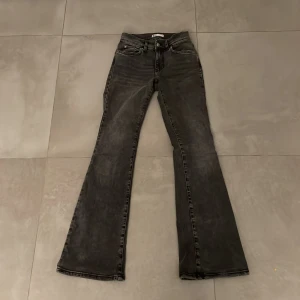 Gina byxor storlek 32 - Jätte fina low waist byxor från Gina! Nyskick, använda ett fåtal gånger men inga märken på användning❤️