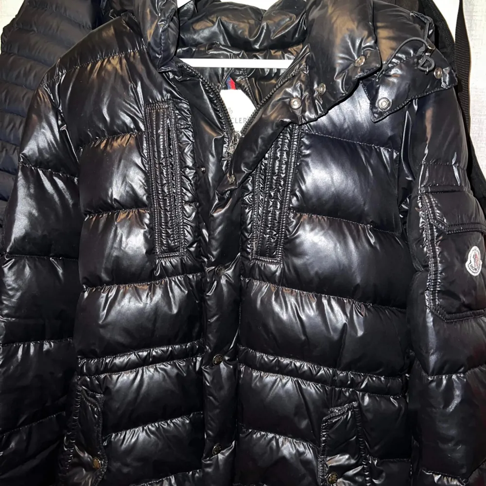 Moncler jacka i modellen ”rod” köpte den av en annan men han köpte den på NK 2020. Den är kemtvättad och 8,5/10 i skick. Osäker på den är äkta men han sägs ha köpt den på NK, köpte för 4000 och säljer för 3500kr. Kan sälja billigare vid snabb affär.. Takit.