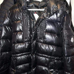 Moncler jacka  - Moncler jacka i modellen ”rod” köpte den av en annan men han köpte den på NK 2020. Den är kemtvättad och 8,5/10 i skick. Osäker på den är äkta men han sägs ha köpt den på NK, köpte för 4000 och säljer för 3500kr. Kan sälja billigare vid snabb affär.