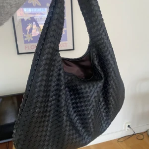 BOTTEGA INSPIRERAD VÄSKA - Så fin väska, liknar Bottega hobo bag. Lite trasig vid en flärp på handtaget. Annars superfin