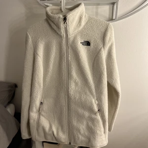 Kofta  - the north face tröja, passar perfekt nu till vintern ⛄️⛷🤍ordinarie pris 799kr 🤎