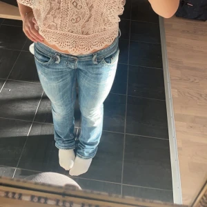 lågmidjade diesel jeans  - Säljer lågmidjade diesel jeans, fint skick. Dem är straight hela vägen som man ser på bild 1💞 Om många är intresserade blir de bud 
