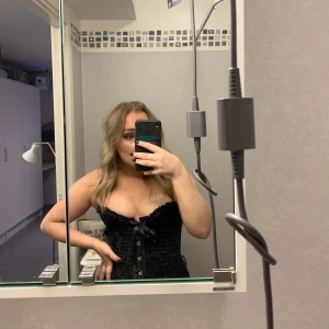 Svart korsettopp - Svart korsett från toplady. Snörning i bak. Storlek M, men går att justera i ryggen så skulle säga att den passar både S/M.  Nypris 399kr, mitt pris 200kr☺️ Köparen står för frakt.