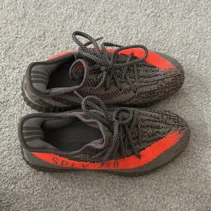 Yeezy 350 - En av Yeezys mest hyllade design fick en reflekterande makeover med adidas Yeezy Boost 350 V2 Beluga Reflective.  Nypris på stockX cirka 3000kr