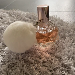Parfym - Ariana grande parfym 50ml. Använt 10% av den. 