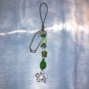 Mobile charm / tillbehör med jade stenar - en mobile charm man kan sätta fast i mobilskalet! kommer oxå finnas i blå, svart och lila färg. Som kommer likna de örhängen som finns på min profil :) fortfarande inte säker på priset, så vi kan diskutera lite, men hittills 40kr + 13kr frakt 
