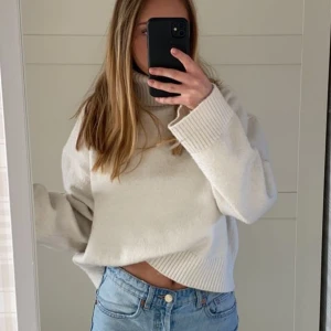 Stickad tröja med hög krage - Säljer min snygga stickade tröja från Hm, den har en hög krage o är lite oversized. Perfekt nu till vintern!!☃️kom privat för fler bilder