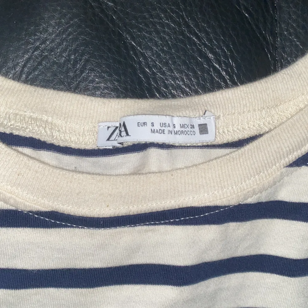 En fin randig tröja ifrån Zara. Säljer för mindre än originalpris. Bra skick. Köparen står för frakt. . T-shirts.
