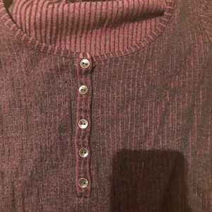 Långärmad lila tröja - Fin långärmad mörklila tröja. Storlek L men är mer som storlek M. Använd men i bra skick :) 