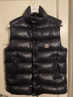 Moncler väst tibb - Hej, säljer den då den inte kommer till användning. Bara använt ett fåtal gånger, skick 10/10. Nypris 7899kr, mitt pris 7000. Köptes ny på NK och kvitto finns.