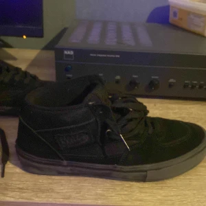 Vans halfcabs svarta us 8 - Inprincip nya skor har skejtar dom 3 gånger så inte sliten någonting typ 