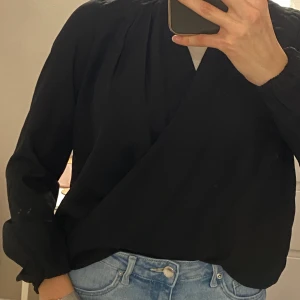 Blus - Svart stilig blus. Använd ett par gånger dock i bra skick. 