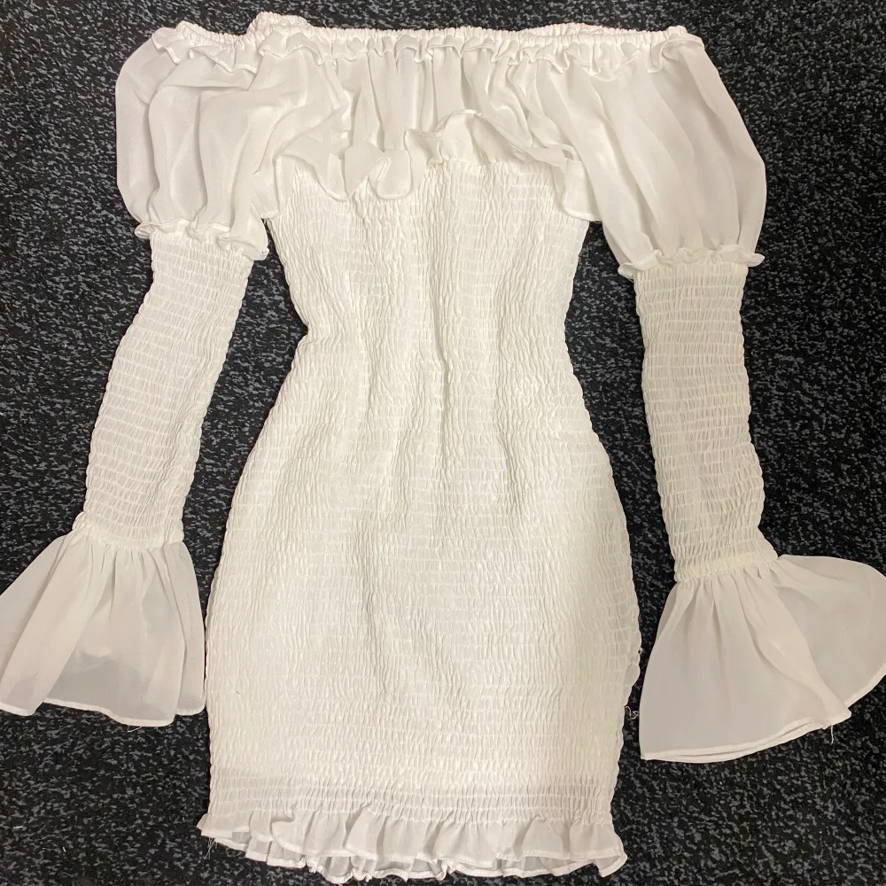 Kort vit klänning i storlek S. Använd en gång. Super fin och stretchig skulle även passa som storlek M. . Klänningar.
