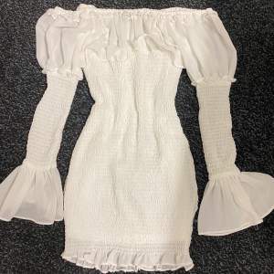 Kort vit klänning i storlek S. Använd en gång. Super fin och stretchig skulle även passa som storlek M. 