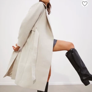 Brun kappa - Brun kappa från H&M, som är oanvänd, använde den vita kappan då det var den modellen hade på sig, men det är samma kappa olika färger. Fint skick då den är oanvänd. Den är i 42 men skulle säga att den är liten i storleken om man utgår från oversize. 