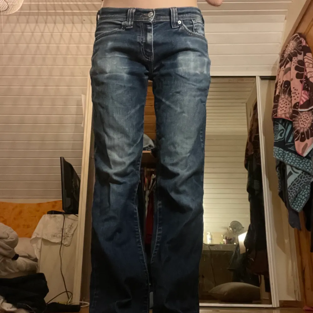Low waist/midwaist Levi’s jeans🤍 De är en balandning mellan straight och bootcut😊 Midja- 79 cm Innerben- 77 cm. Jeans & Byxor.