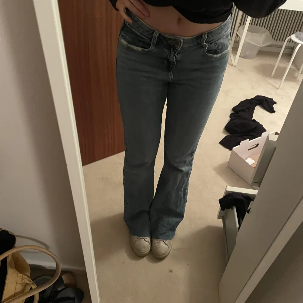 Ett par blåa Lågmidjade jeans, har lite många jeans därför jag säljer💕. Jeans & Byxor.