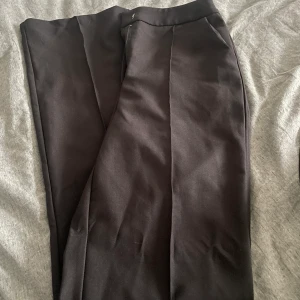 Kostymbyxor  - Snygga konstymbyxor som formar kroppen. Köpta på Shein o är aldrig använda då de inte passar för mig i längden. Jag är 170 och skulle gärna vilja ha de lite längre.