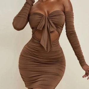 Klänning  - Så snygg klänning att ha på tex nyår!!🥵 köpt på shein. ( väldigt svår att få bild på, men kan skicka bilder om så önskas). 