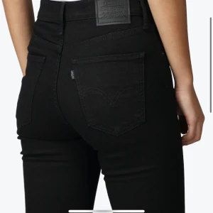 Mile high levis - Gratis frakt!  Mile high Levis. Hög midja med tighta ben  