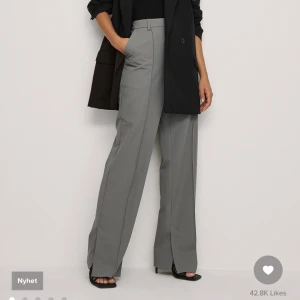 Kostymbyxor  - Kostymbyxor från NA-KD. 