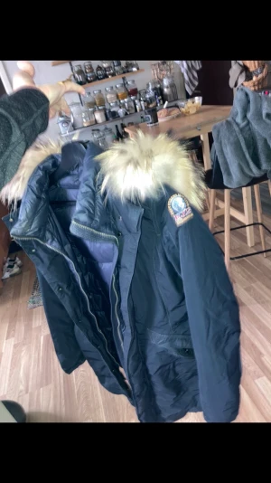 Parajumper xs  - Säljer min pj jacka som är använd en säsong säljes då den ej passar mer.  Äkta päls!  Köpte ny förra året finns Qr kod mm.  Jackan är marinblå.  Finns i Malmö  Kan skicka fler bilder. 