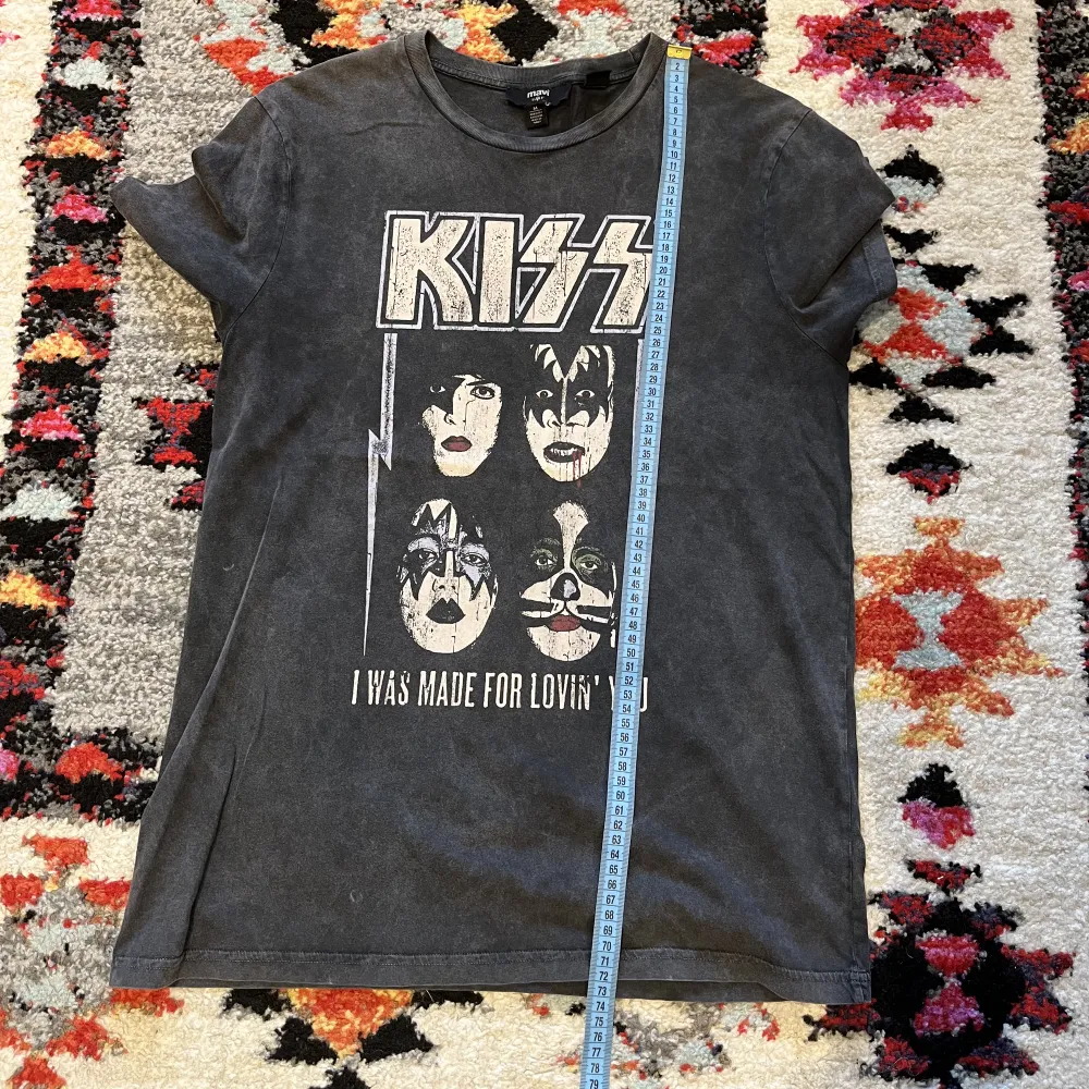 En kiss tshirt köpt för ungefär 400kr i strolek M. T-paidat.