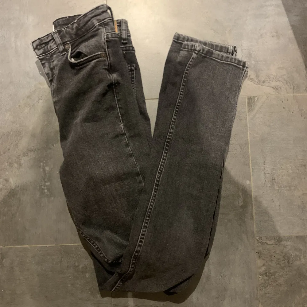 fina jeans från zara med slits på sidan😍svartgrå färg. strl 34, inga slitningar använda ett fåtal gånger och i fint skick!👌🏻 köparen står för frakten. Jeans & Byxor.