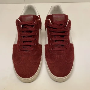 Valentino - Intressekoll på mina Valentino Flycew i vinröd färg, storlek 36, skick 8.5/10. Enbart en nit fattas (notera att jag säljer extra nitar). Enbart dustbags ingår men kvitto finns. Hör av er vid funderingar eller frågor.