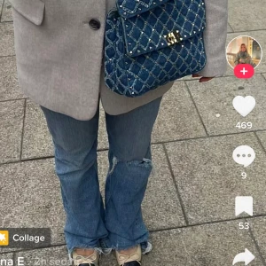 Straight jeans - Tänkte kolla intresset på mina populära jeans från ginatricot. Väldigt bra skick🌸 straight/lite bootcut modell i så fin färg med lite slitningar längst ner och hål på ena knät. Långa på mig som är ca 170