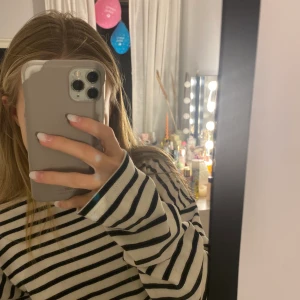 randig tröja - zara - en randig oversize tröja från zara, aldig använd men lappen är borta. Den är i nyskick och köpt för 299kr. Storlek: S Hör av dig om du vill ha bättre bilder ❤️frakt: 70kr 