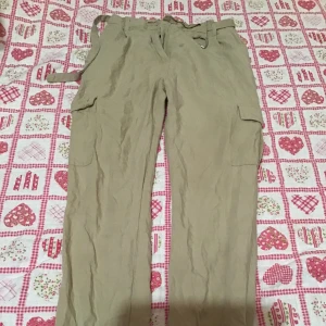 Cargobyxor  - FRAKT: 45kr -går att ha dem som dem är eller göra om dem till tex shorts eller klippa/sy om det längst ner på byxorna om man vill! -går att ta bort ”skärpet” också 