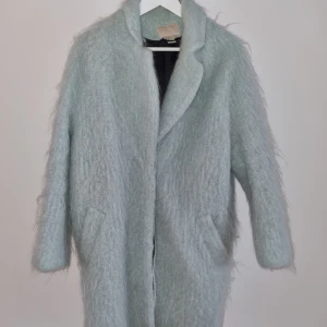 Kappa från hm trend - Skön kappa från hm trend!  Oversize kappa Fin och alla knappar är på plats Turkos i färgen