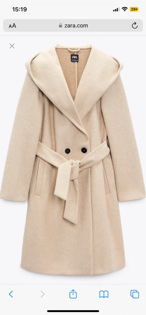 Zara kappa med huva  - Säljer denna helt nya zara kappan med prislapp kvar. Skitanygg och perfekt nu till vinter☃️ Bara testat en gång men den var för lång för mkn därpå den säljs.  Pris kan diskuteras vid snabb affär!!