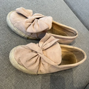 Skor - Smuts rosa skor i storlek 40 men sitter som 39. Köparen står för frakten🌸