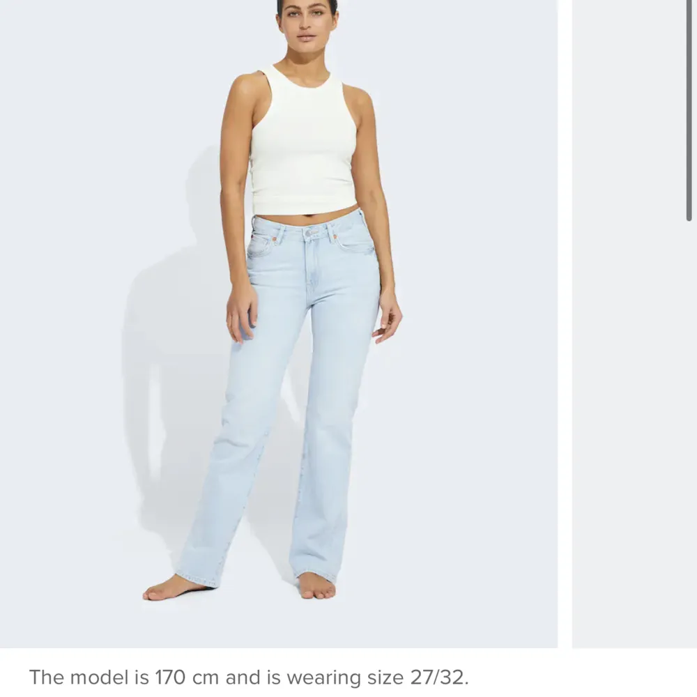 Ett par low straight jeans från Bik Bok. Slutsålda i nästan alla storlekar på hemsidan. Nypris 600kr. Använda en gång och i otrligigt bra skick.😝😉😘. Jeans & Byxor.
