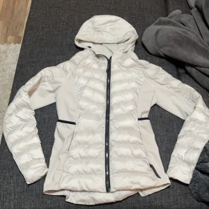 Väskor & jacka - Alla små väskor 70kr/st eller alla för 350kr Michael kors väska 250kr Soc dunjacka 800kr 