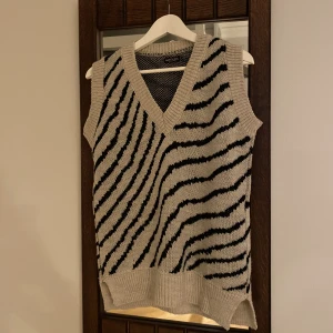 Stickad väst  - Stickad tigermönstrad  väst 