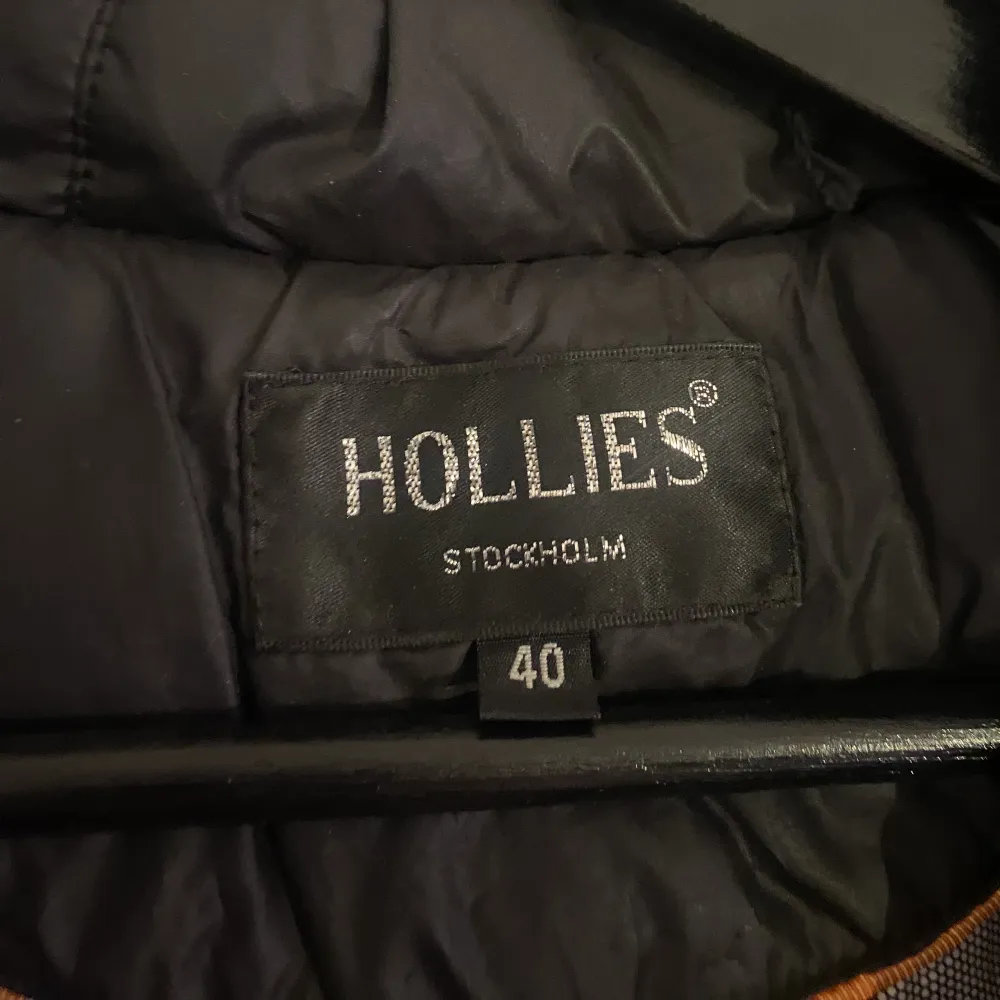 Säljer min hollies jacka i storlek 40. . Jackor.