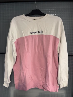 Rosa/ vit tröja  - Rosa/ vit tröja med text på. Bra kvalite inte använt så mycket! Storlek M