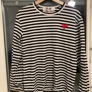 Comme des garçons tröja Size L - Svartvit tröja från Comme des garçons. I bra skick, inga defekter. Storlek L men sitter som M. Skriv om du vill ha bättre bilder
