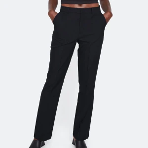 Bikboks kostymbyxor vilma - Ett par skitsnygga kostymbyxor i storlek 36 från bikbok i modellen vilma. Trendiga byxor som passar till allt. Inga slitningar eller tecken på användning. Nypris på deras egna hemsida är 399kr. Köparen står för frakten. Skriv privat om du är intresserad🙌