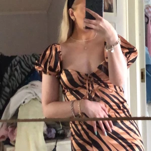 Klänning - ASOS - Långklänning från asos som är superfin & unik! Perfekt till sommaren & tillställningar💕satinmaterial ⭐️ nyskick! Strl 36