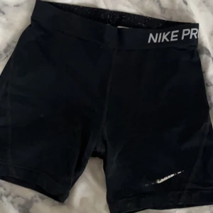 Nike PRO shorts  - Ett par Nike PRO tränings shorts, säljer pga att de är för små. Inte använda särskilt många gånger, fortfarande i ganska bra skick bortsett från att nike märket på framsidan är lite slitet. Skriv vid intresse 