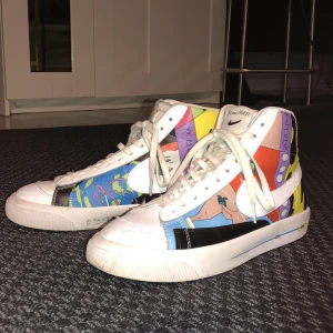 Nike Blazer Mid '77 "Ruohan Wang" - Specialdesignade Nike Blazers av den kinesiske formgivaren Ruohan Wang.  Storlek: 45.5 EU (blazers är relativt små, är mer som 45 eller 44.5)  Originallåda medföljer (se bild) samt färgade snören Tar helst emot byte (endast nike blazers el liknande), s46 