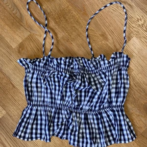 Söt topp - Söt oanvänd topp från Stradivarius. Storlek XS/S. 90kr